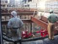 地面を掘って建物の骨組みを作っています。 地面を掘って建物の骨組みを作っています。
