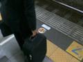 電車が近づくと扉が開く位置のランプが光るようになっています。