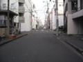 こんな路地が続いています。マンションや事務所などが立ち並びます。