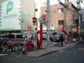 駐車場です。この赤い棒は何でしょうかねぇ。一応柵のようですが…。