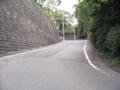 坂です。先ほどの道の左側に見えた崖を上ります。