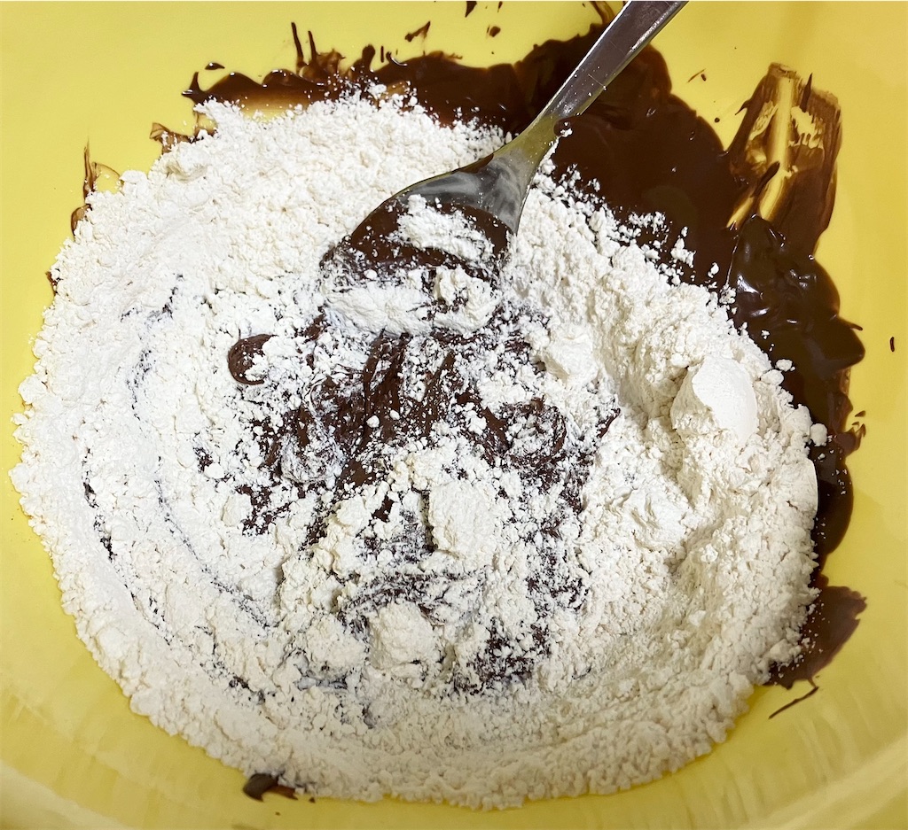 溶かしたチョコレートに小麦粉を入れて
