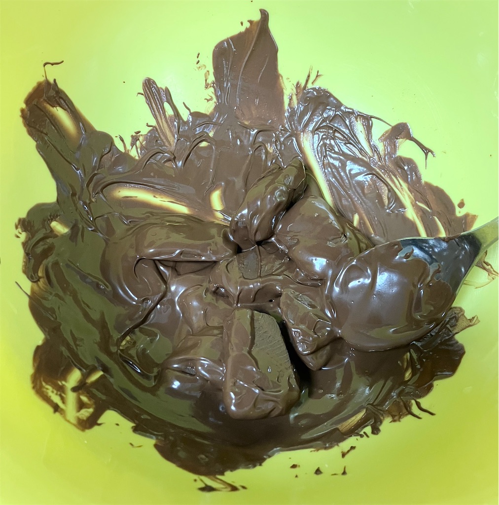 チョコレートを溶かして