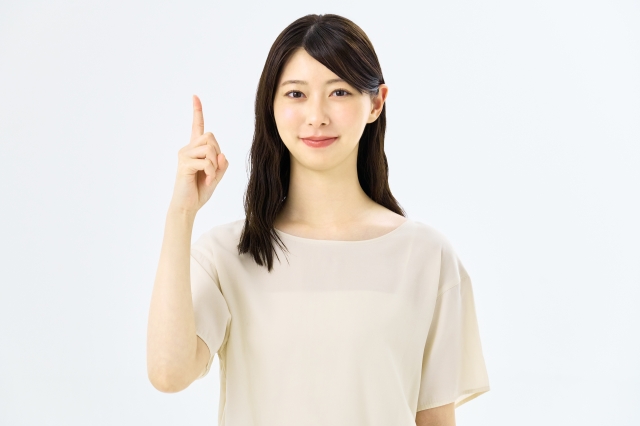 指を立てる女性