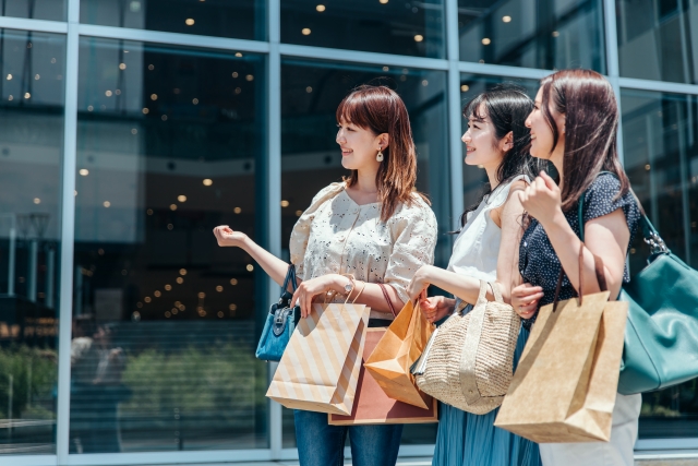 ショッピングを楽しむ女性たち