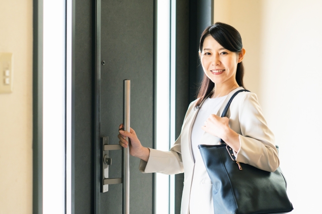 出勤前の女性