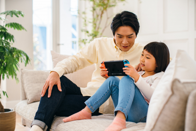 ゲームする親子
