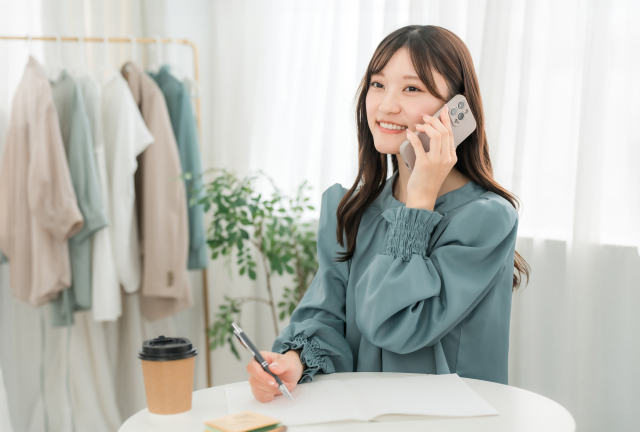 スマホで通話するおしゃれな若い女性