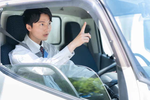 トラックを運転する男性ドライバー