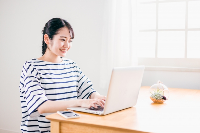 家でテレワークする日本人女性