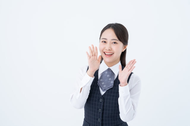 叫ぶ若いビジネスウーマン