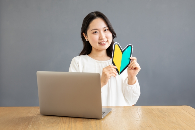 初心者歓迎〜PC前のアジア人女性01