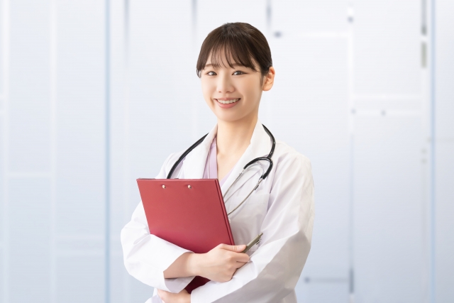 白衣を着た笑顔の女性医療スタッフ