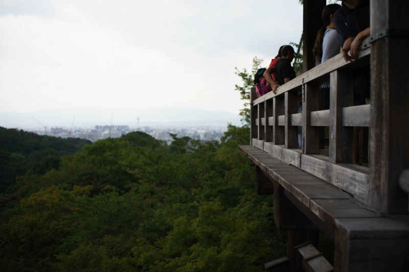 京都新聞写真コンテスト　清水寺『景色に背を向けて』