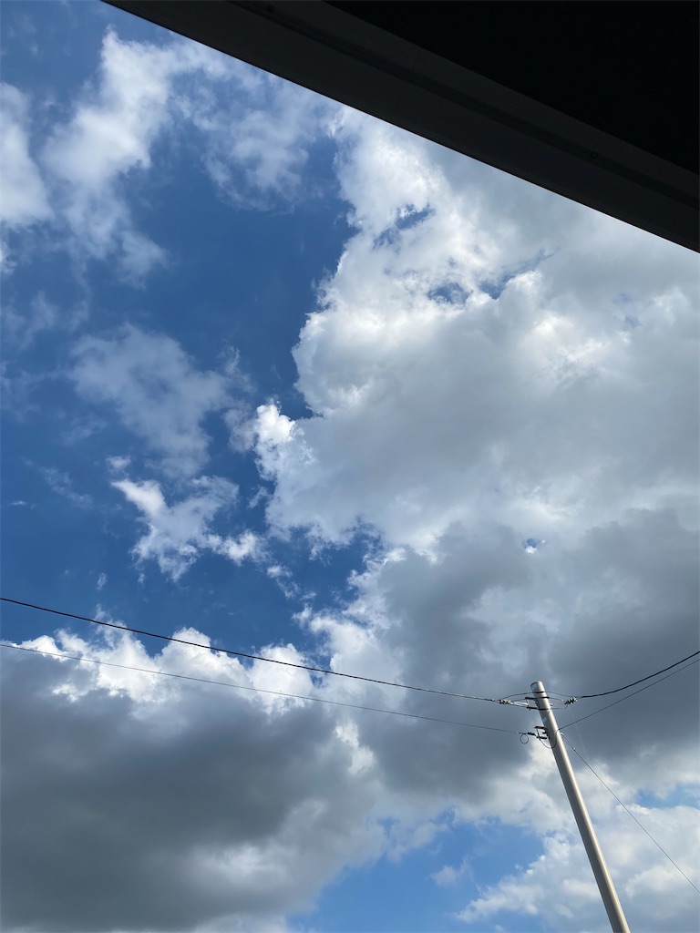 青空にドンドン黒い雲が現れてきます。