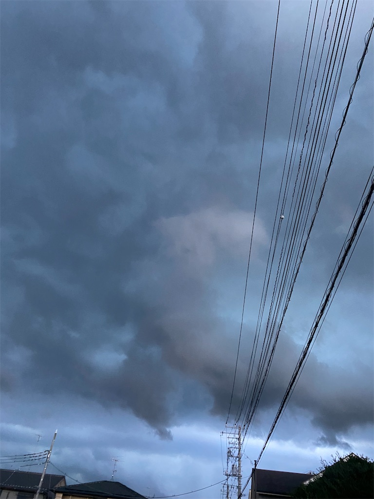 空が全部黒い雲に覆われました