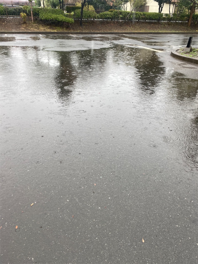 雨で水たまりだらけの駐車場