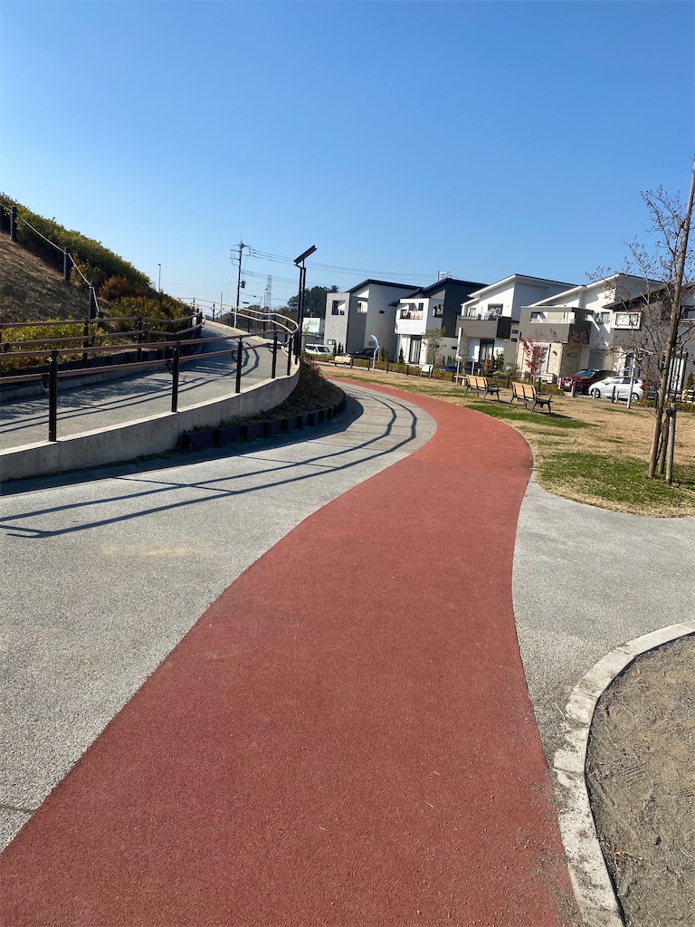 公園内の舗装された細い道