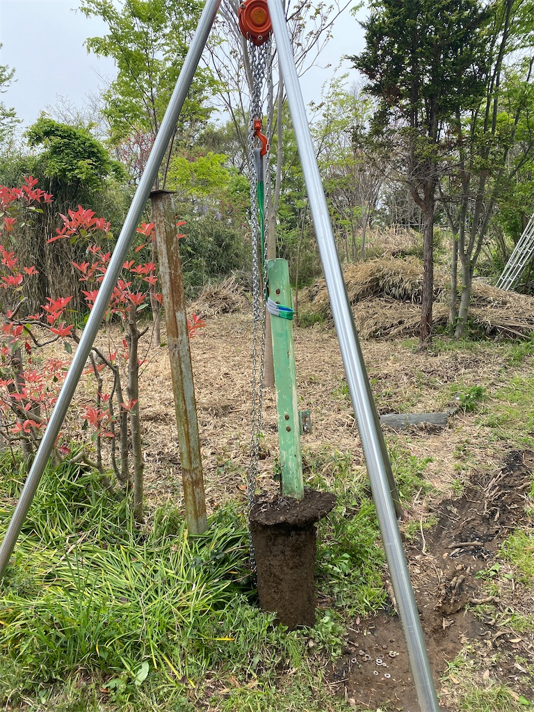 門柱を抜き 穴を掘る 庭の日誌