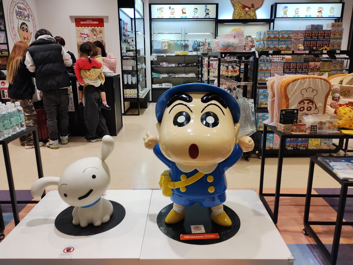 【新品未使用】クレヨンしんちゃん 千歳空港限定 スノードーム期間限定北海道限定 クレヨンしんちゃん 千歳空港限定 シネマパレード スノードーム