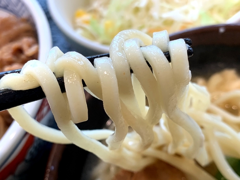 つるつるとした喉越しの良い、うどんに似た白いそばの麺