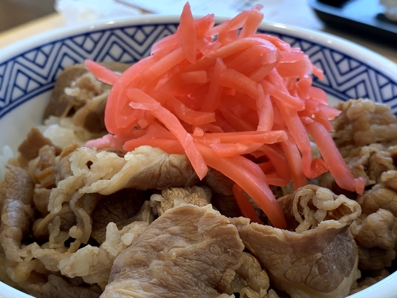 吉野家定番の牛丼に、たっぷりの紅生姜を添えた写真