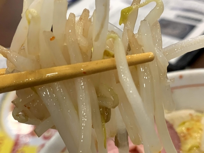 ラブメンのもやしを箸で持ち上げた写真