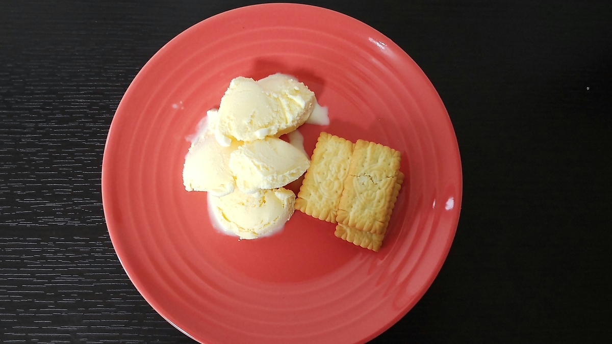 赤い皿に盛られているビスコとアイスクリームのコラボレーション