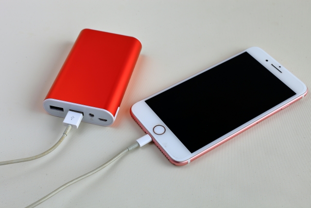 モバイルバッテリーにスマホを接続して充電中
