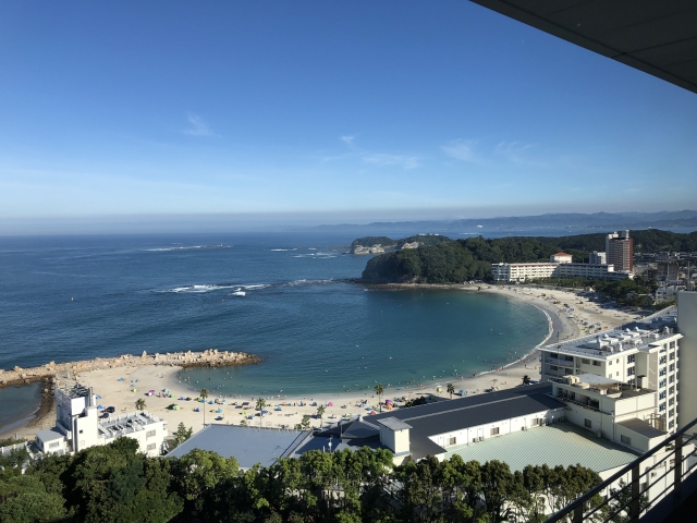 夏の山側から見る南紀白浜の白良浜の美しさ