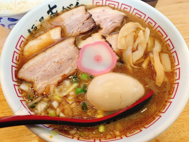 出来立ての熱々の和歌山ラーメン