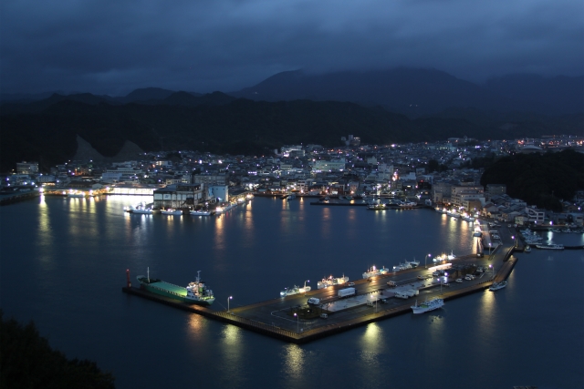 夜景の紀伊勝浦港のイルミネーション