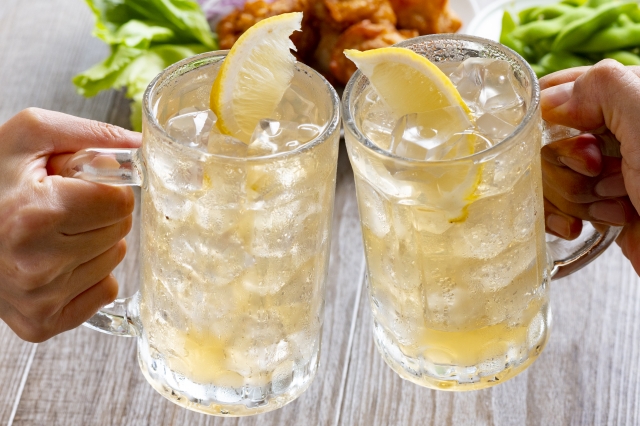 唐揚げを肴にハイボールで乾杯する様子