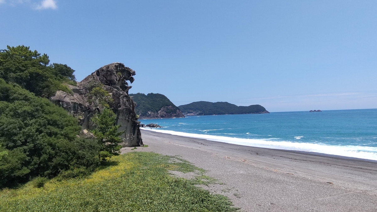 夏の炎天下に生える獅子巌と七里御浜