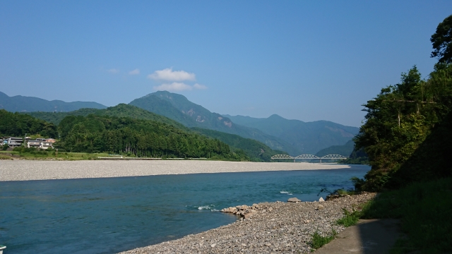 熊野の山々に囲まれる熊野川風景