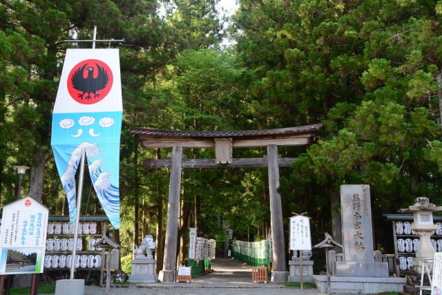熊野本宮大社　正面鳥居と八咫烏の旗