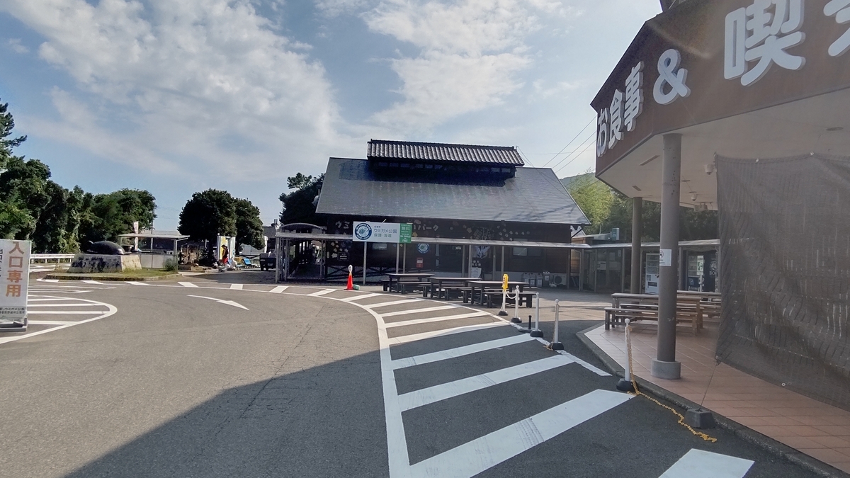 道の駅ウミガメ公園駐車場から眺めたウミガメ水族館建物