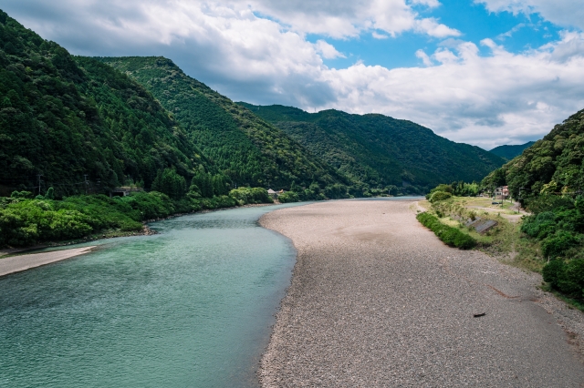 涼しげな清流熊野川で癒される風景