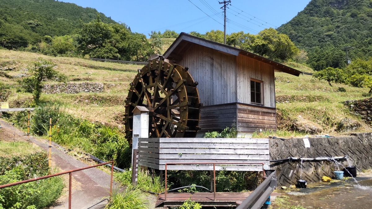 夏真っ盛りの丸山千枚田で活躍する水車
