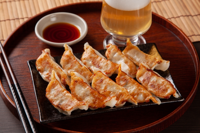お一人様の餃子とビールの贅沢