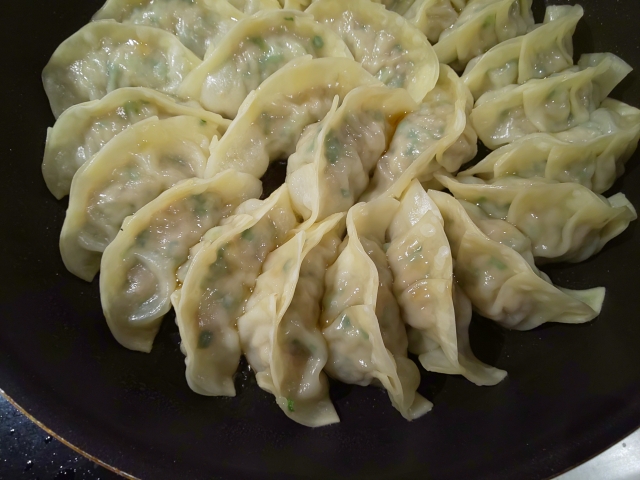 ニラの入った餃子を焼いているところ