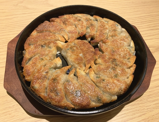一口サイズの鉄鍋餃子
