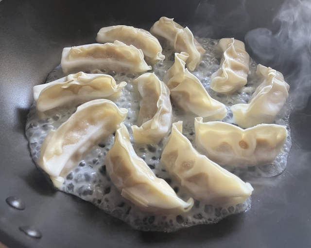 冷凍餃子をフライパンで焼く様子