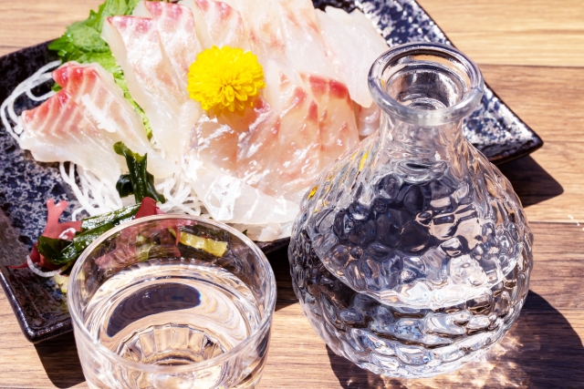 新鮮な鯛の刺身と冷酒のコンビネーションで贅沢なひととき