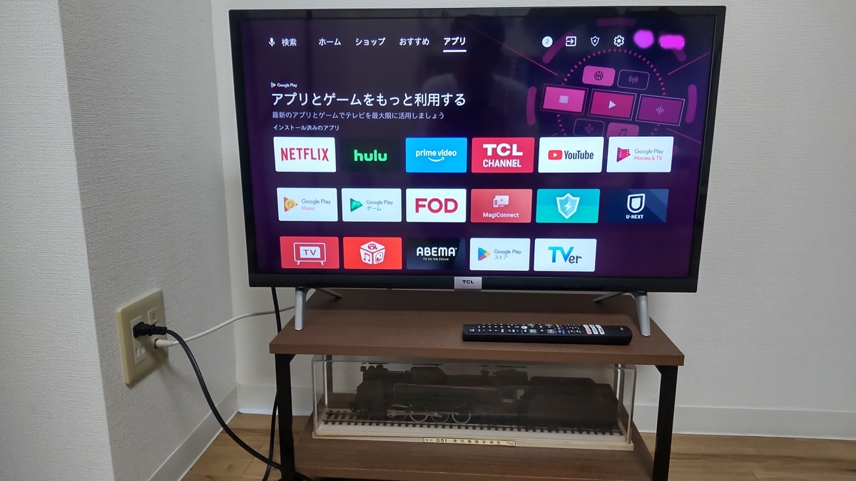 テレビ台に設置されたTCL2Kスマートテレビのアプリ画面の表示状態