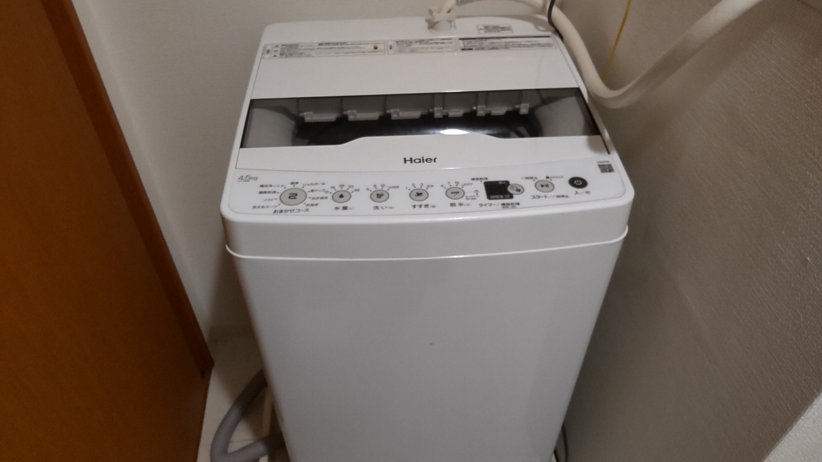 ハイアール 全自動電気洗濯機（JW-HS45B）を正面から見た様子