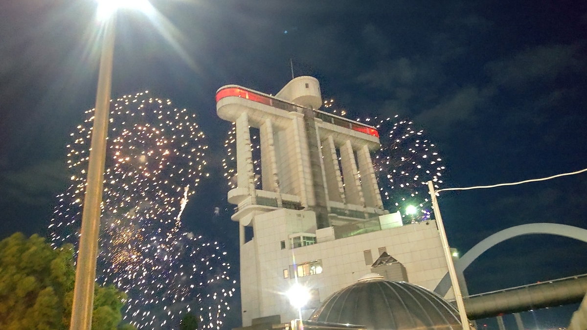 名港水上芸術花火2025より名古屋港ポートビルと打ち上げ花火