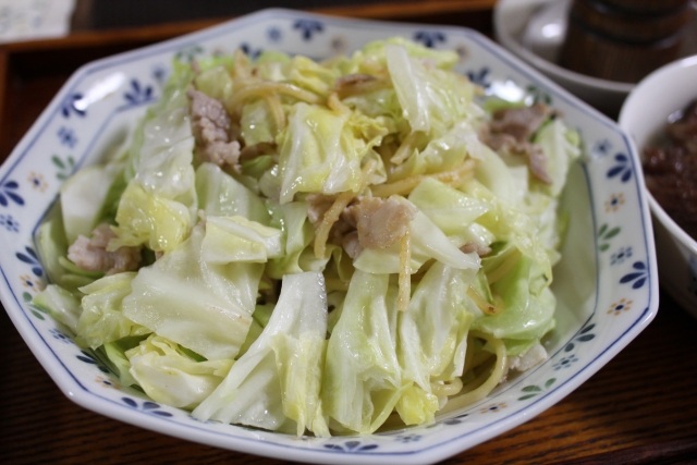 皿に盛られた野菜炒め