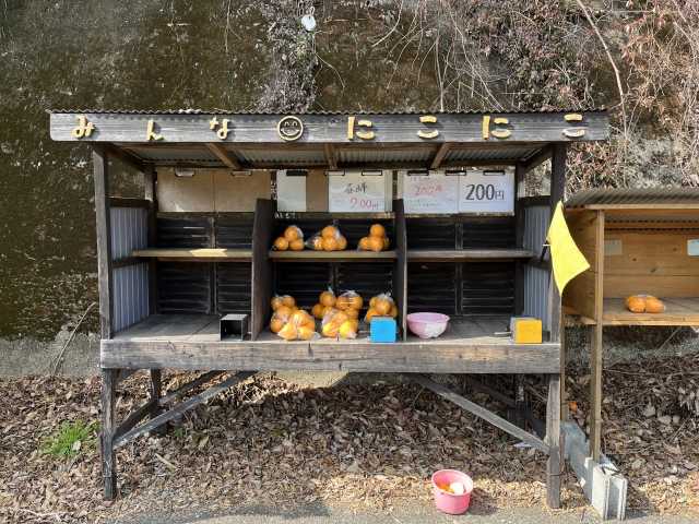 みかんが残りわずかのみかん無人販売所
