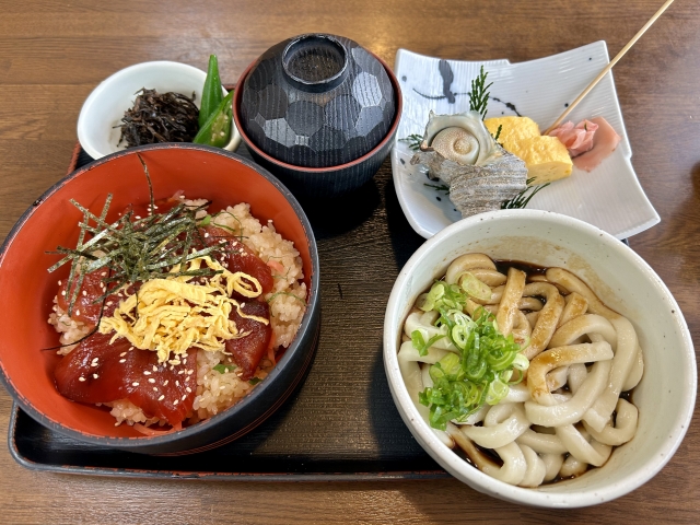 手こね寿司と伊勢うどんにさざえと汁物が付いた定食